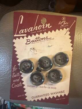 Vintage Lavahorn Le Chic Marbled Gray Buttons Size 30 on Original Card